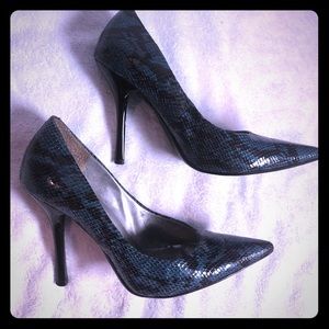 Guess pumps black blue snakeskin print